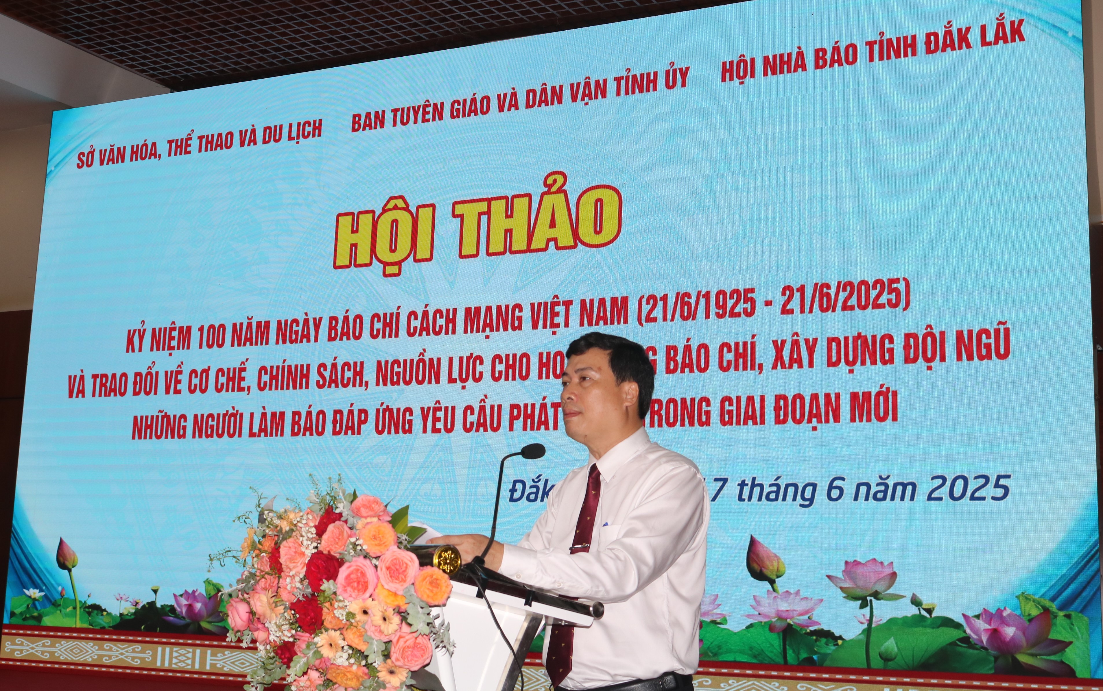 Ông Trần Hồng Tiến - Tỉnh ủy viên, Giám đốc Sở Văn hóa, Thể thao và Du lịch phát biểu đề dẫn Hội thảo